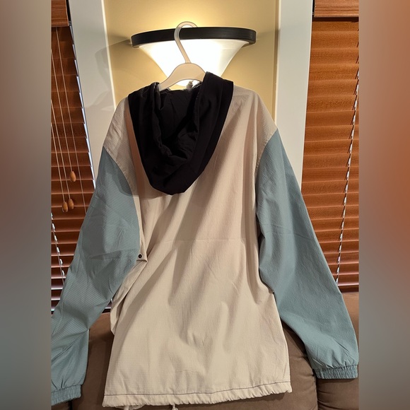 Pull and Bear Windbreaker - Picture 2 of 3